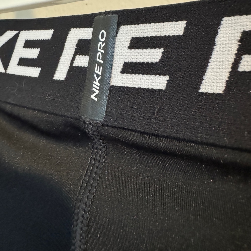 ✨ Nike Pro Dri-FIT 3/4 Compression Tights | Boys Size Medium 🏃♂️🖤 - Picture 3 of 8